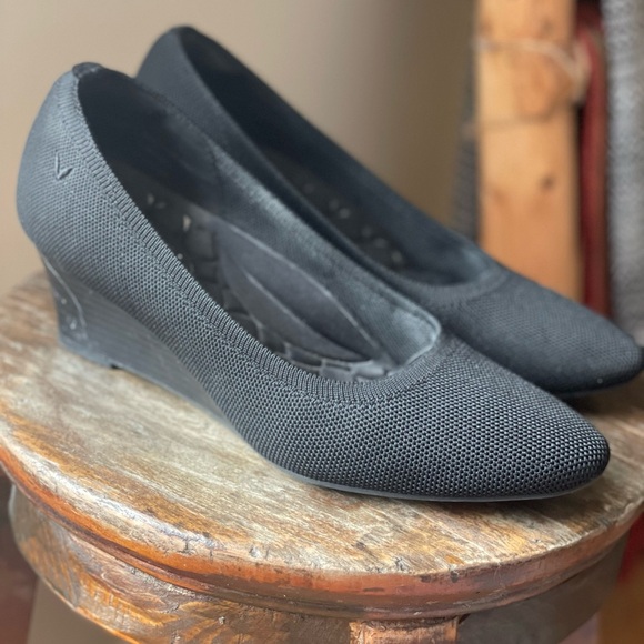 Vivaia size 7 black wedge heel - Picture 5 of 5